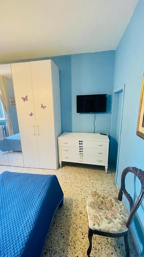 Camera Doppia con Letti Singoli e Bagno in Comune